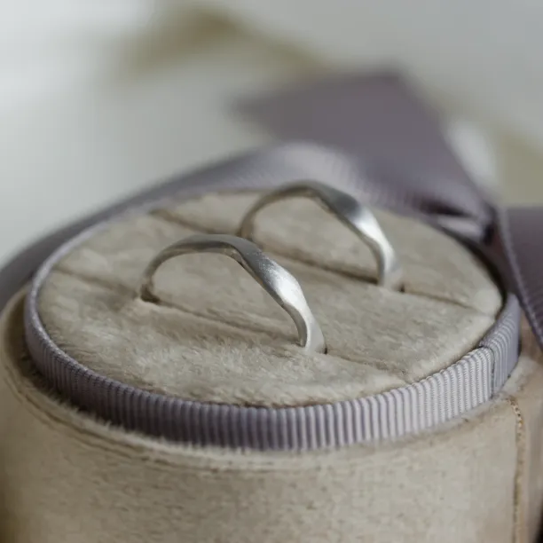 Unusual wedding rings in curved shape GOCCIO Image