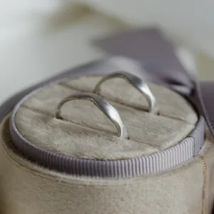 Unusual wedding rings in curved shape GOCCIO Thumbnail