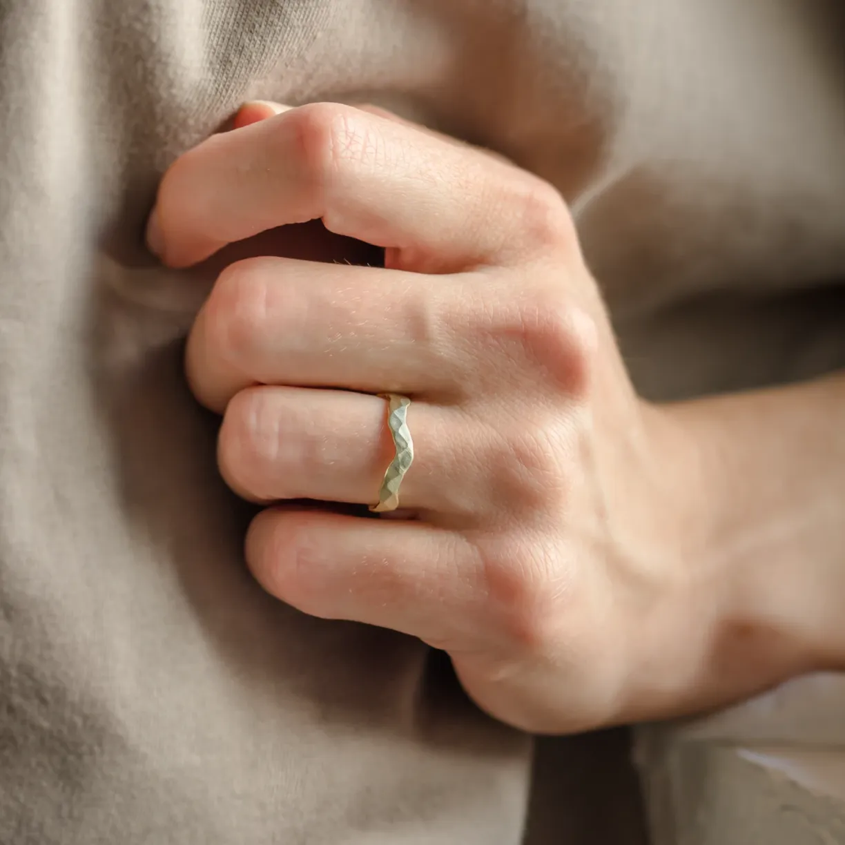 organicky_snubni_prsten_na_ruce