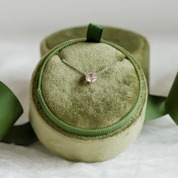 Morganit ve zlatém náhrdelníku DAISY Image