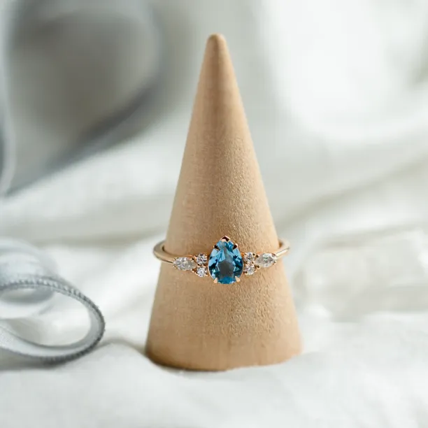 Zlatý prsten s topazem a moissanity ASTROS Image