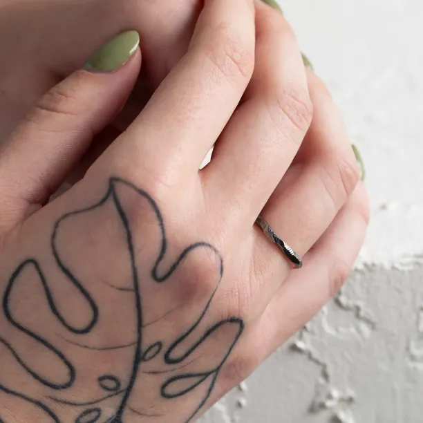 Černé tepané snubní prsteny v organickém tvaru GOLEM Image