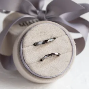 Černé tepané snubní prsteny v organickém tvaru GOLEM Thumbnail