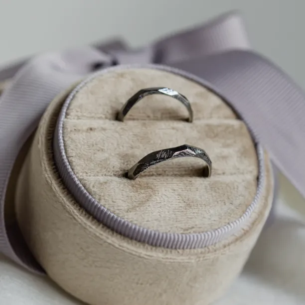 Černé tepané snubní prsteny v organickém tvaru GOLEM Image