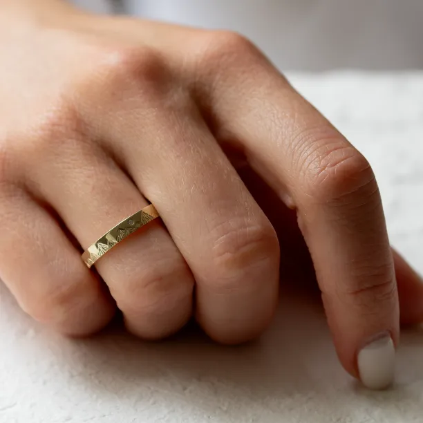 Snubní prsteny s rytinou hor a diamantem HIKE Image