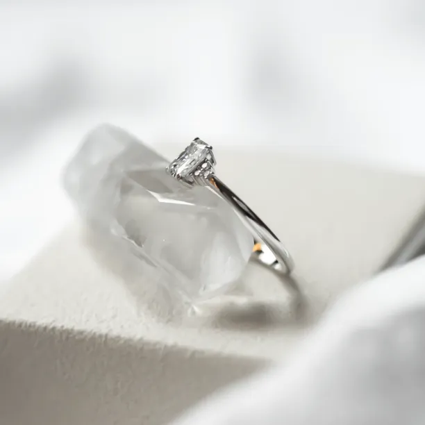 Elegantní zásnubní prsten s moissanity BIBIANA Image