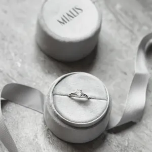 Elegantní zásnubní prsten s moissanity BIBIANA Thumbnail