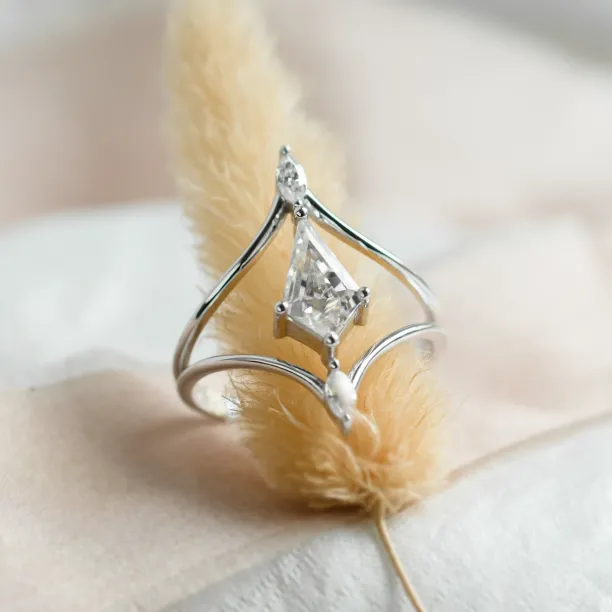 Extravagant split shank ring with moissanites ELOISE Image