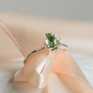 Gold ring with pear peridot GUAVA Thumbnail