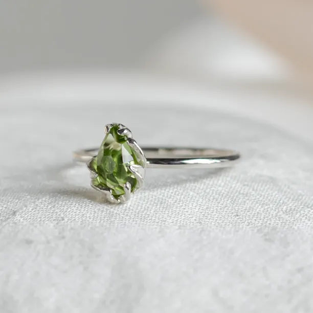 Gold ring with pear peridot GUAVA Image