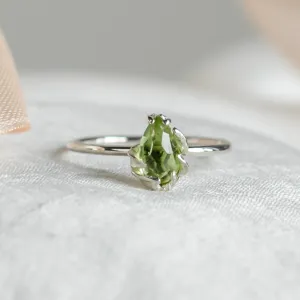 Gold ring with pear peridot GUAVA