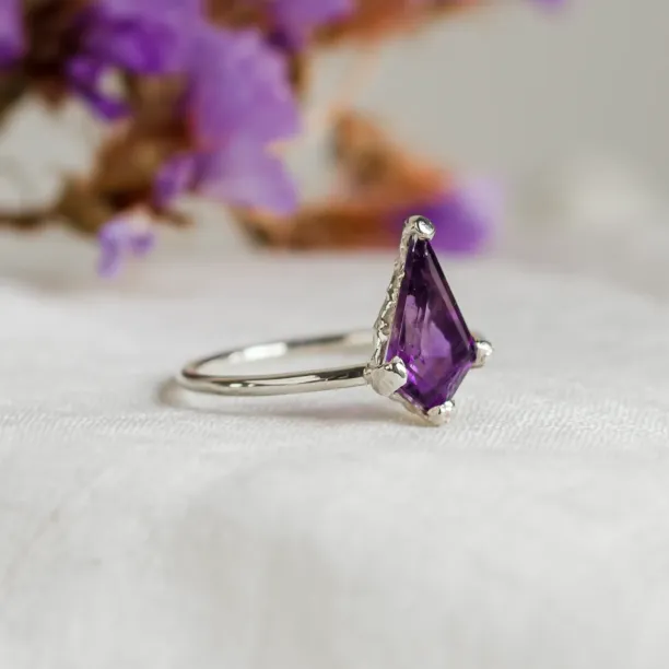 Unusual ring with amethyst BORA Image