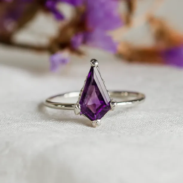 Unusual ring with amethyst BORA Image