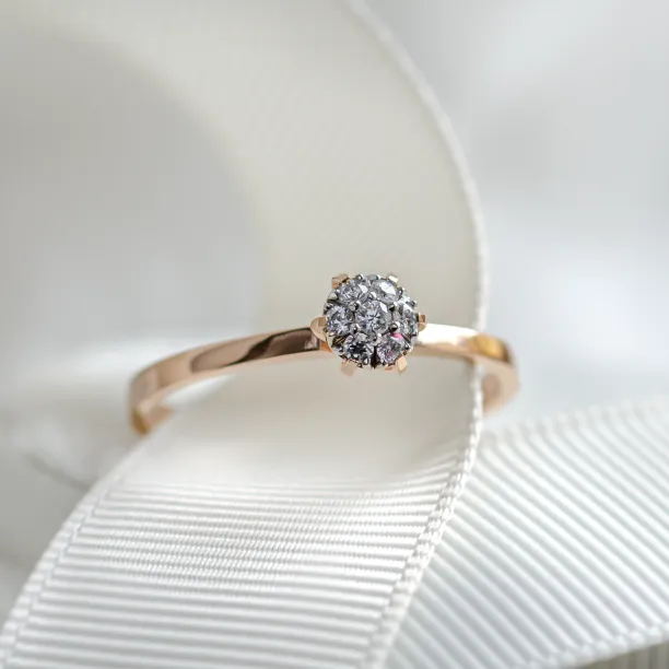 Pavé engagement ring with moissanites LUCY Image