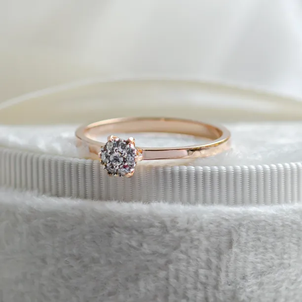 Pavé engagement ring with moissanites LUCY Image