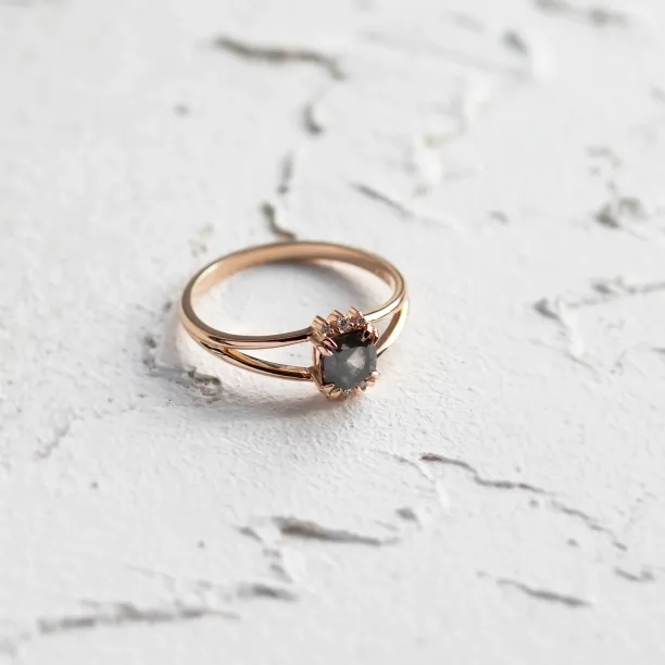 Originální prsten se salt and pepper a přírodními diamanty SALOMINA Image