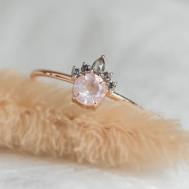 Romantický prsten s morganitem a salt and pepper diamanty DAPHNE Image