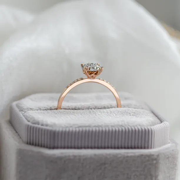 Pavé gold ring with moissanites LOLA Image