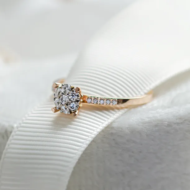 Pavé gold ring with moissanites LOLA Image