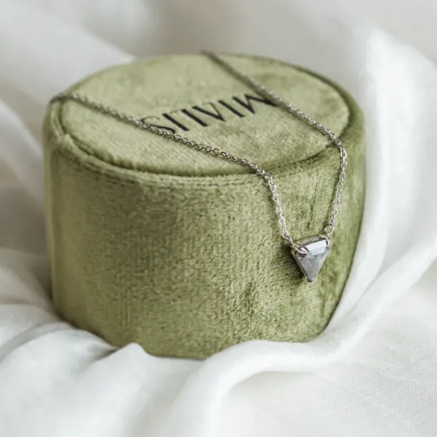 Zlatý náhrdelník se superman salt and pepper diamantem CANBERRA Image