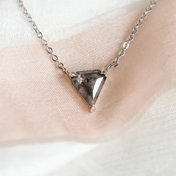 Zlatý náhrdelník se superman salt and pepper diamantem CANBERRA Image