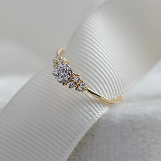 Pavé engagement ring with moissanites BOWIE Image