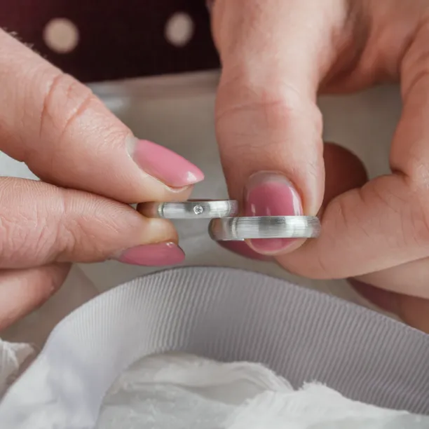 Matné snubní prsteny z bílého zlata a s diamantem D-SHAPE MOAB Image