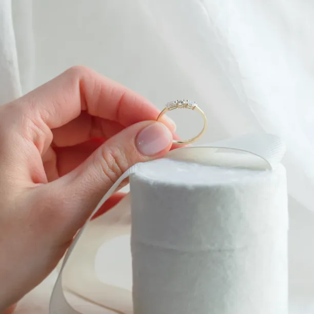 Zlatý prsten se třemi moissanity AVERY Image