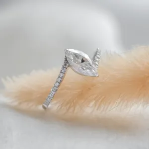 Zásnubní prsten s markýz moissanitem ELEGY Thumbnail