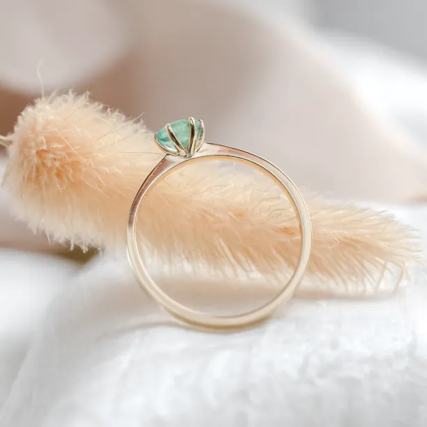 Zlatý zásnubní prsten se smaragdem JADE Image