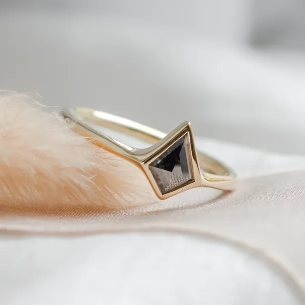 Minimalistický zlatý prsten se salt and pepper diamantem ARIZONA Image