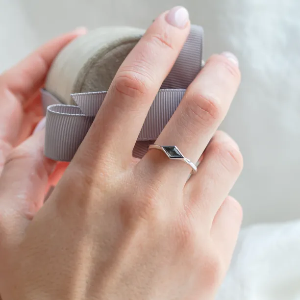 Gold ring with horizontal kite salt and pepper diamond SHAFT Image