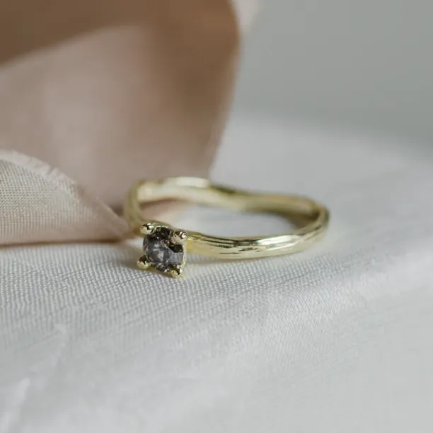 Zlatý větvičkový prsten se salt and pepper diamantem ROWYN Image