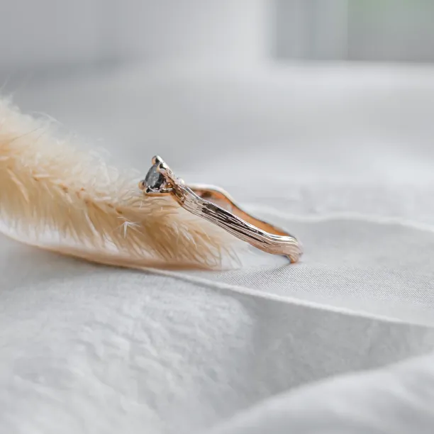 Zlatý větvičkový prsten se salt and pepper diamantem ROWYN Image