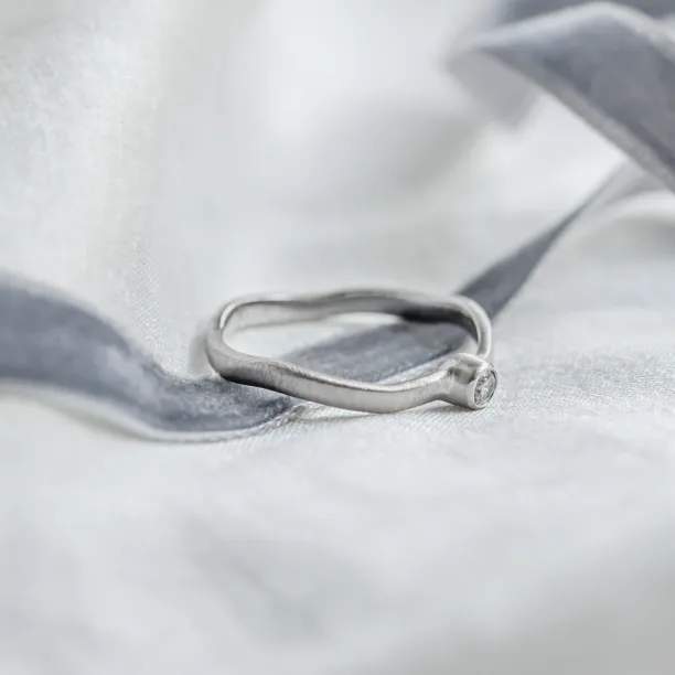 Zásnubní zvlněný prsten s diamantem NOLLA Image