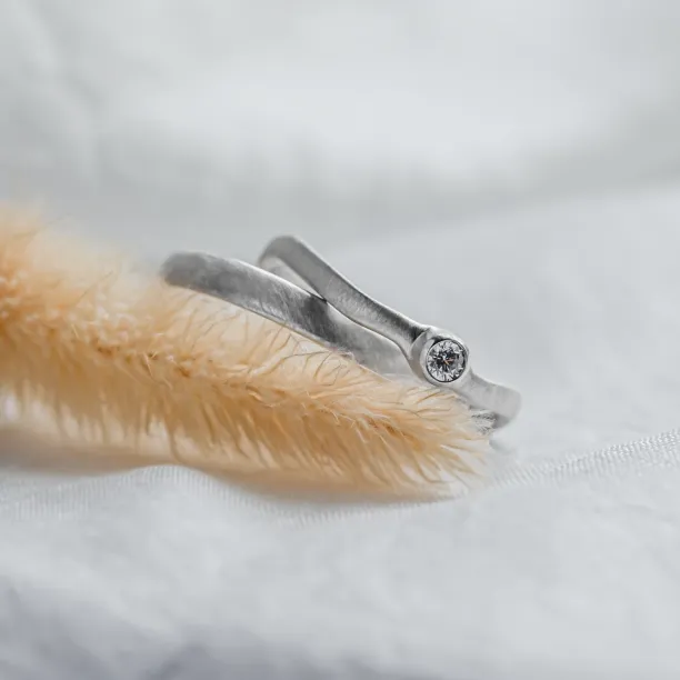 Zvlněné snubní prsteny s diamantem ONDA Image