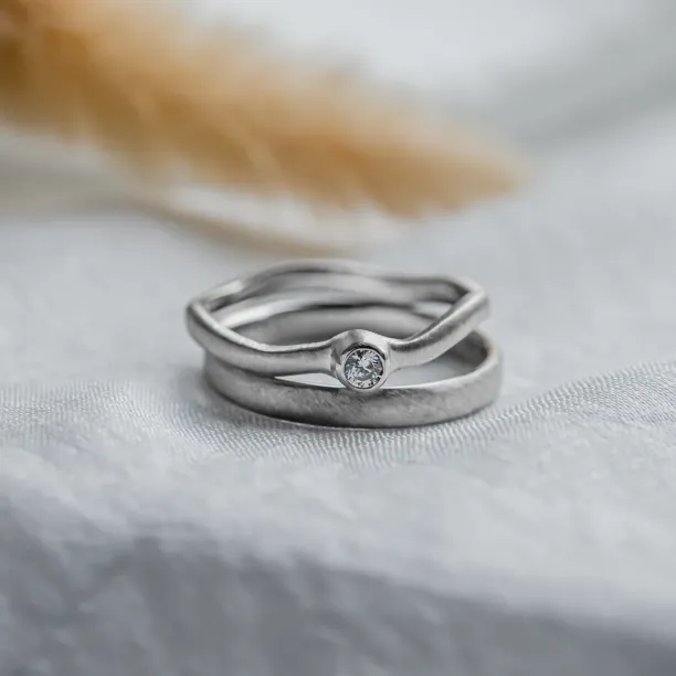 Zvlněné snubní prsteny s diamantem ONDA Image