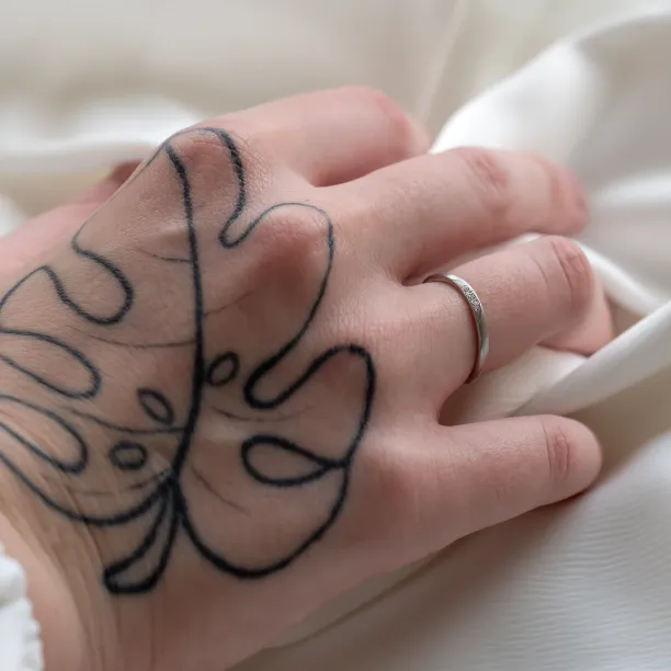 Matné organické snubní prsteny s diamanty FLUME Image