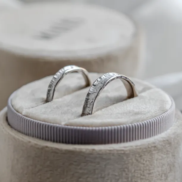 Zlaté snubní prsteny s rustikálním povrchem STRETTA Image