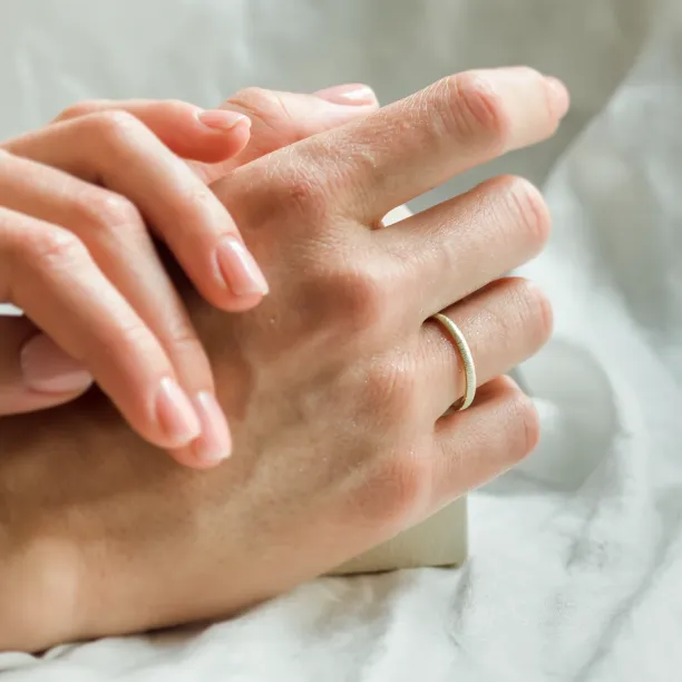 Zlaté reliéfní snubní prsteny MIKE Image