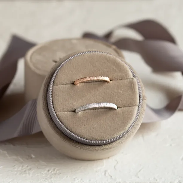 Zlaté reliéfní snubní prsteny MIKE Image