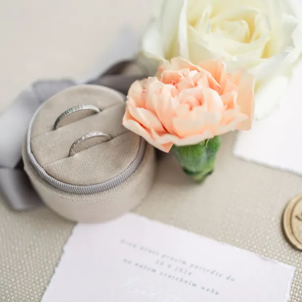 Zlaté reliéfní snubní prsteny MIKE Image