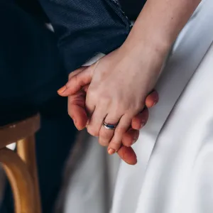 Atypické snubní prsteny s netradičním povrchem TAMPERE