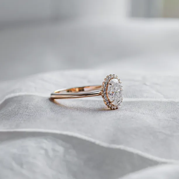 Halo zásnubní prsten s oválným moissanitem BLANC Image