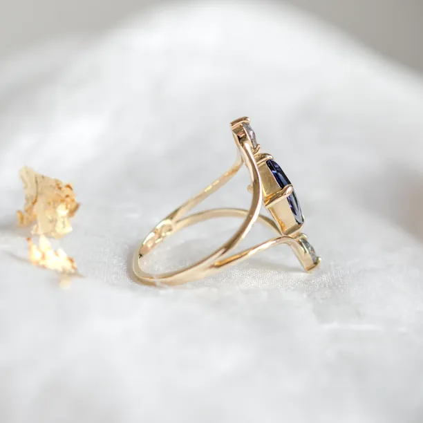 Gold split shank ring with lab grown sapphire ISTRIA Image
