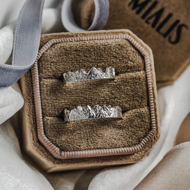 Platinum mountain-inspired wedding rings MONTE Image