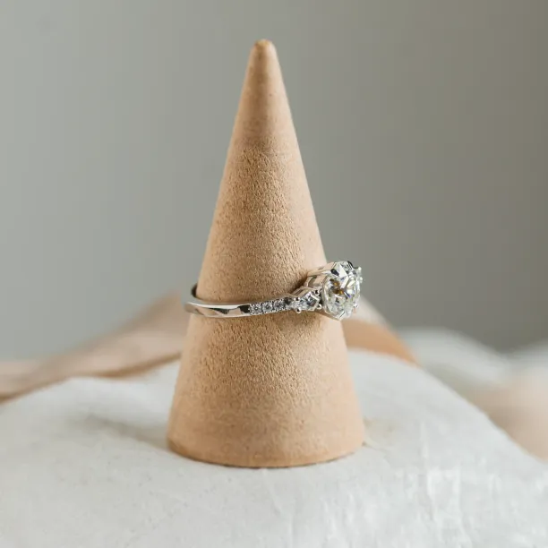 Netradiční zásnubní prsten s moissanity MAJESTY Image