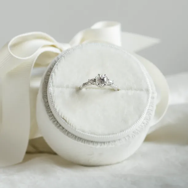 Netradiční zásnubní prsten s moissanity MAJESTY Image