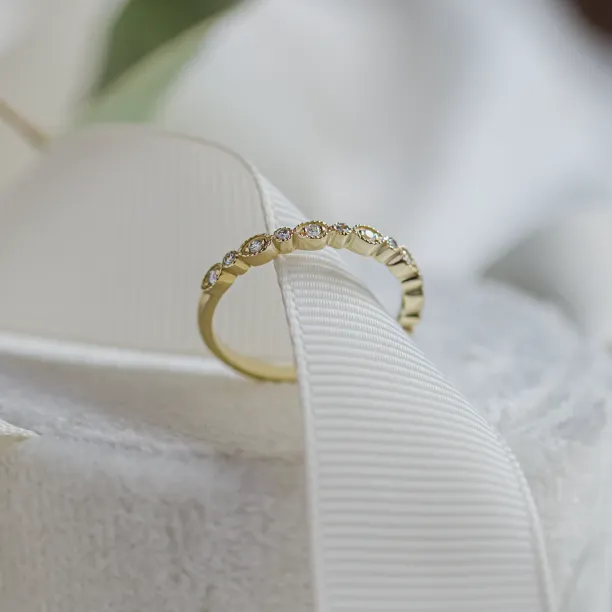 Netradiční snubní prsteny s diamanty ve vintage stylu LAZZI Image