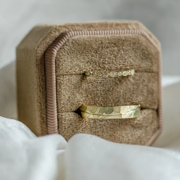 Netradiční snubní prsteny s diamanty ve vintage stylu LAZZI Image